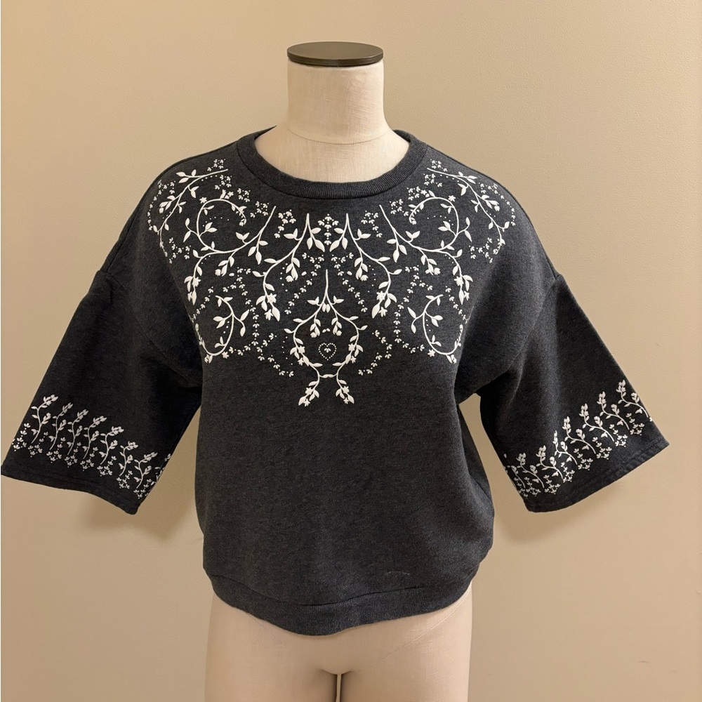 H&M Divided Gray Short Sleeve Sweater with White Floral Design